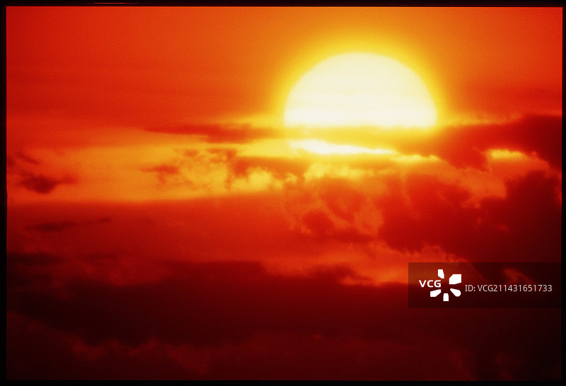 云层后的日落图片素材