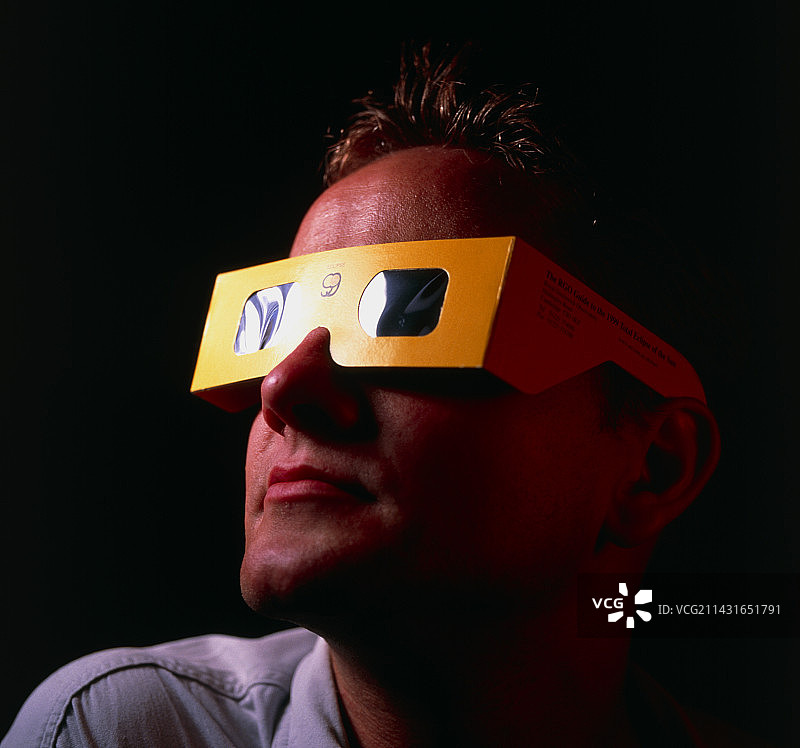 太阳观测眼镜图片素材