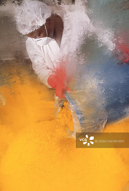 技术员倾倒一桶黄色粉末图片素材