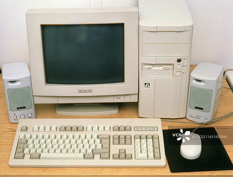 办公桌上的电脑和外围设备图片素材