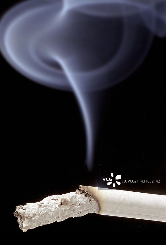 点燃的香烟图片素材