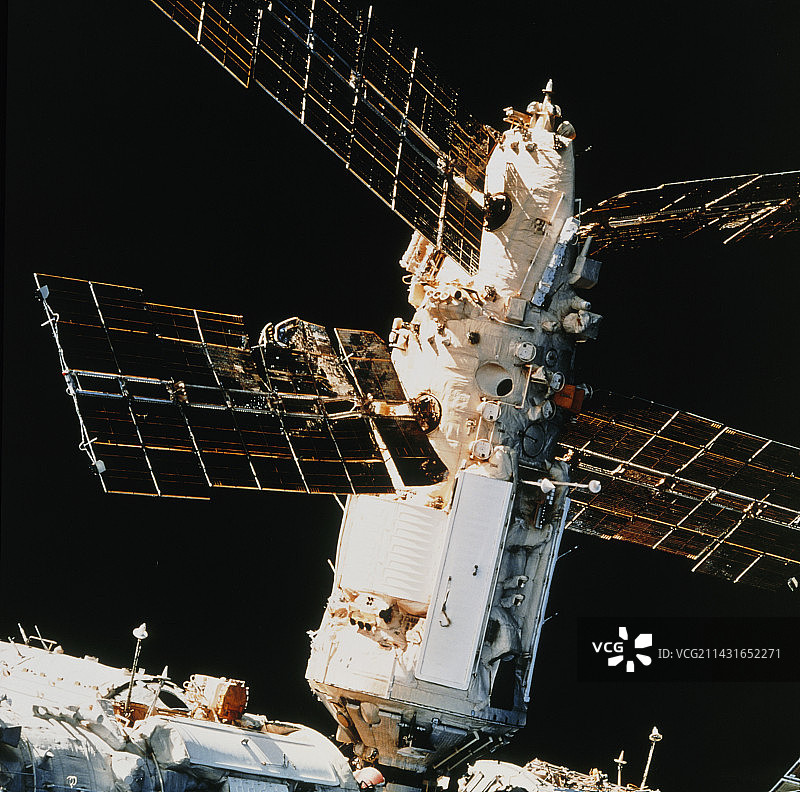 和平号空间站光谱号舱的损坏图片素材