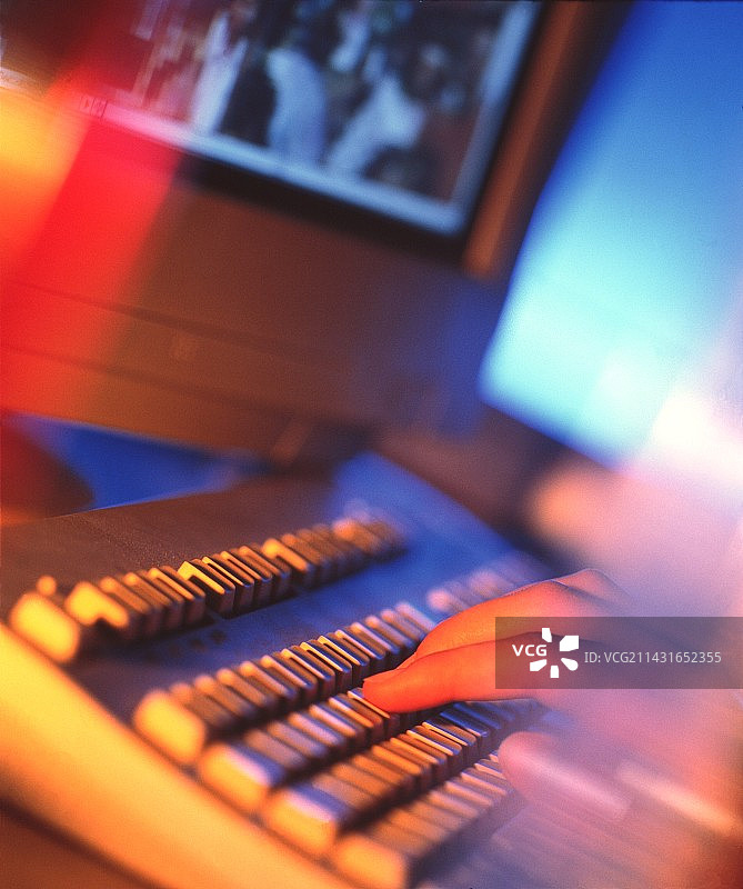 手使用电脑键盘图片素材