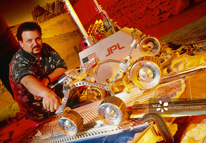 工程师与火星探测车模型图片素材