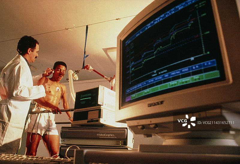 跑步者在跑步机上进行运动生理测试图片素材