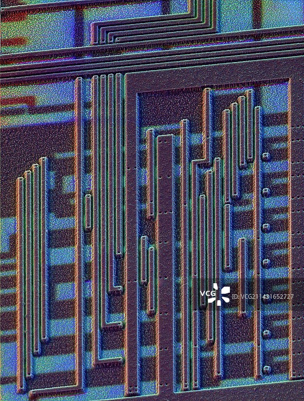 集成硅芯片表面的彩色扫描电镜图片素材
