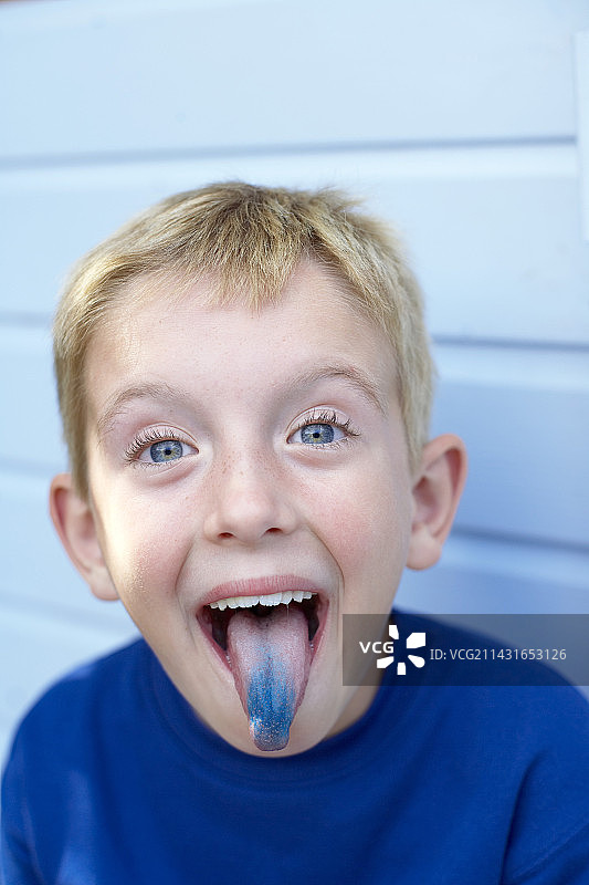 吐着蓝色舌头的男孩图片素材