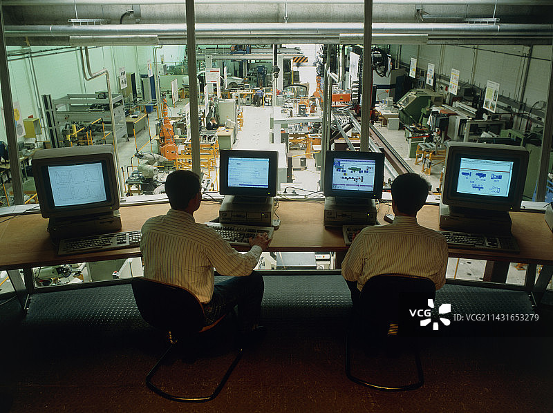 汽车工厂技术人员在计算机控制室内图片素材
