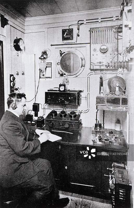 20世纪初轮船上的无线电操作员图片素材