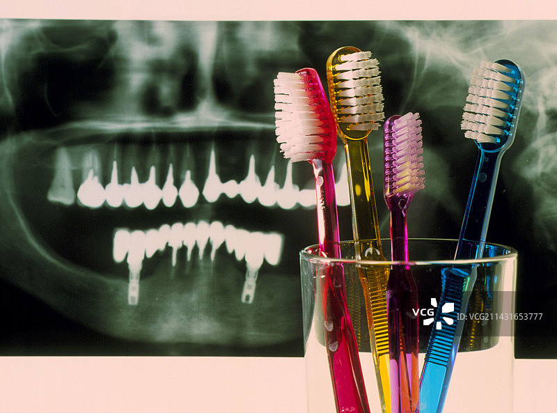 牙齿X光片前的牙刷图片素材