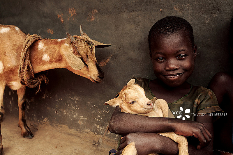 儿童抱着一个孩子图片素材