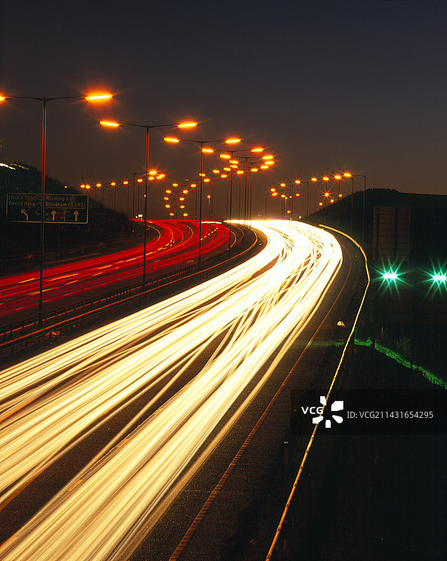 夜晚高速公路上车辆的光轨图片素材
