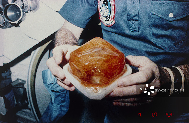 宇航员手拿咖啡杯图片素材