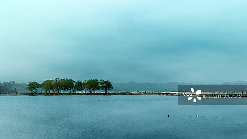 天青烟雨文昌湖图片素材
