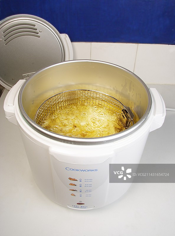 油炸锅里的薯片图片素材