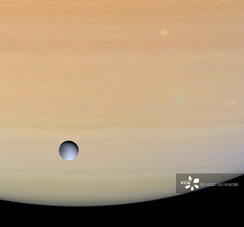 土星和狄俄涅图片素材