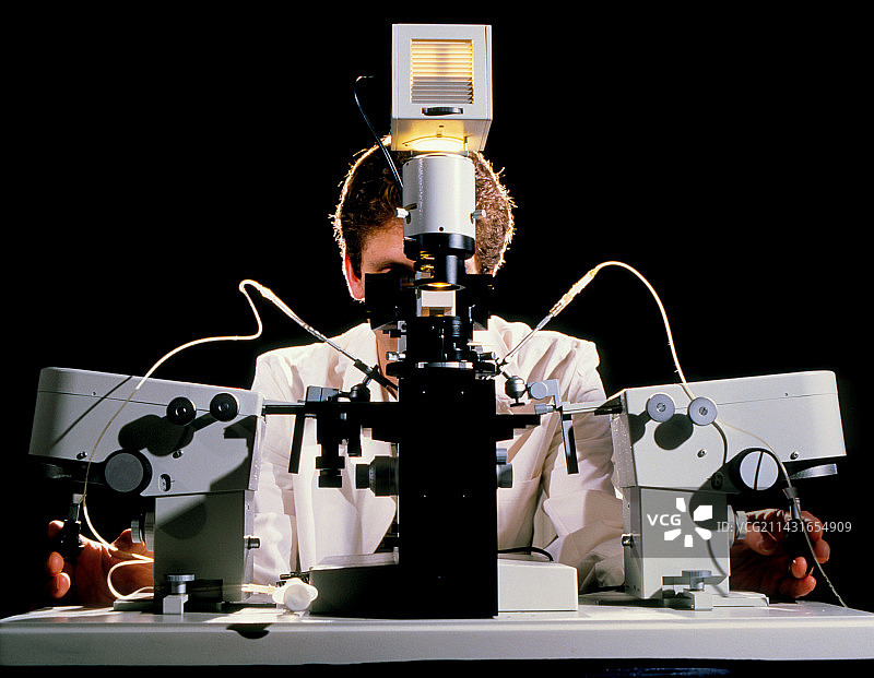 研究人员使用显微镜和显微操纵器图片素材