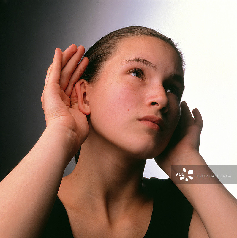 听力：年轻女孩用手捂住耳朵图片素材