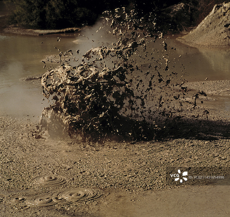 泥浆池喷发图片素材