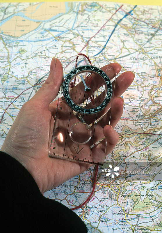 使用磁罗盘和地图的人图片素材