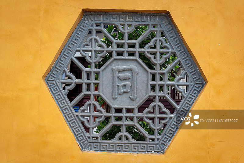 太仓同觉寺黄色的墙上灰色石雕着同觉两个字图片素材