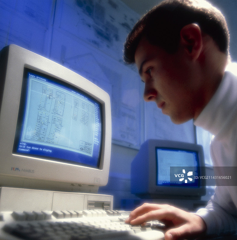 在办公室电脑前工作的男人图片素材