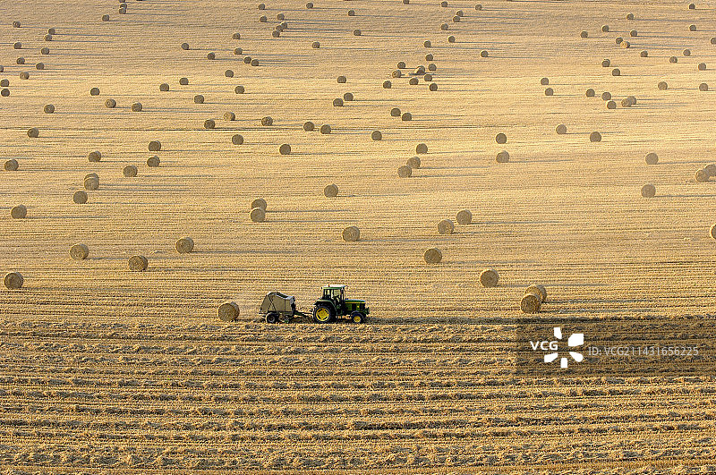 拖拉机收割稻草图片素材