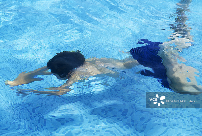 游泳的男孩图片素材