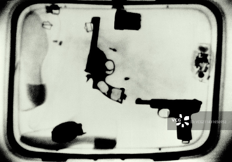 行李箱的历史X光片：机场监控图片素材