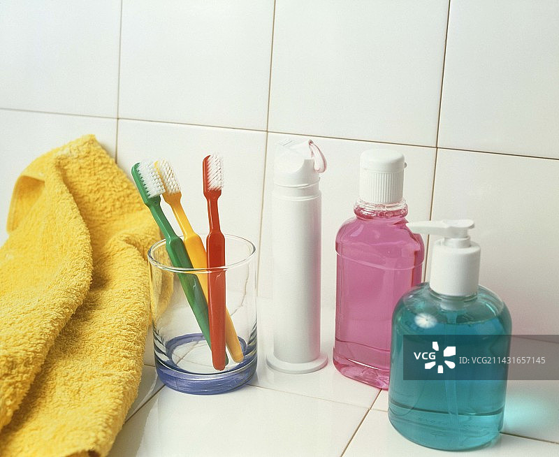 口腔卫生：牙刷、牙膏和漱口水图片素材