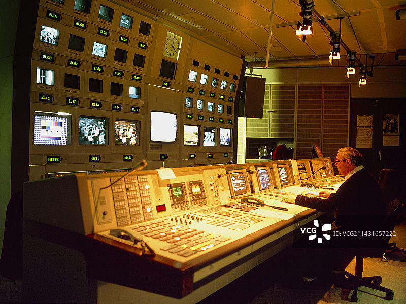 电视演播室控制室图片素材