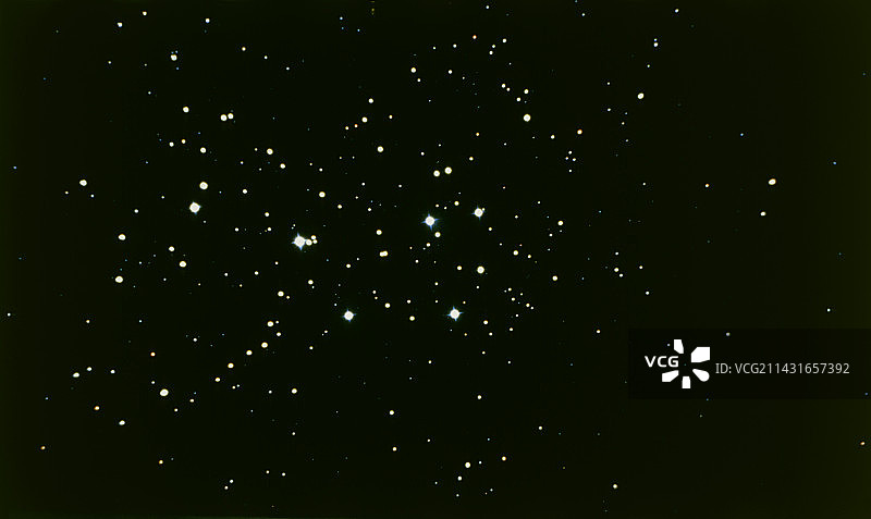 昴星团疏散星团的双筒望远镜视图图片素材