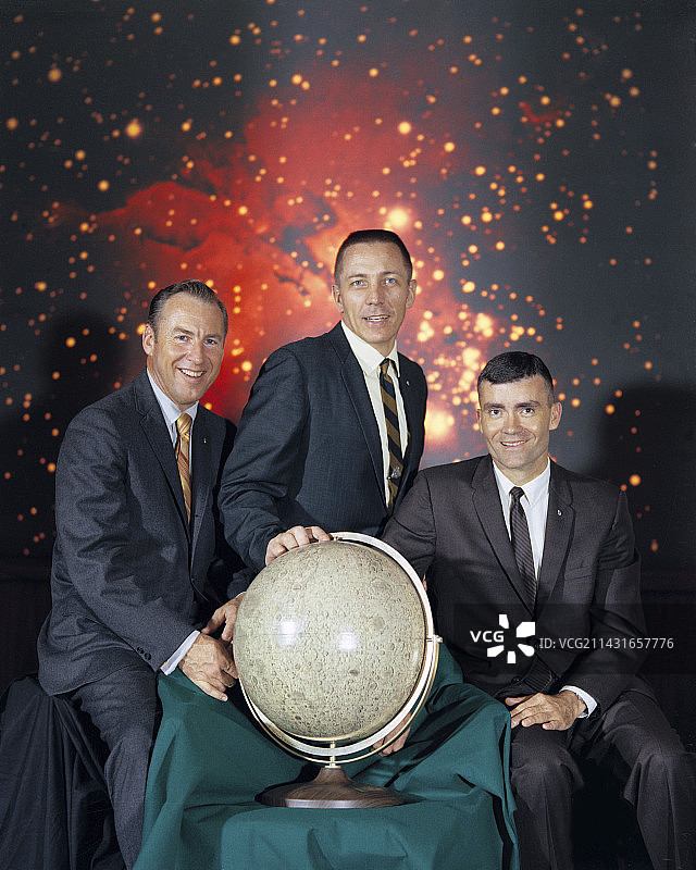 阿波罗13号的机组人员在飞行前合影图片素材