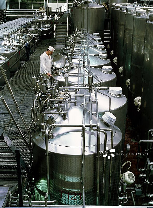 酸奶制造工厂的质量控制图片素材