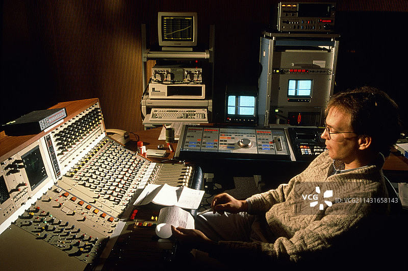 在录音棚工作的工程师图片素材