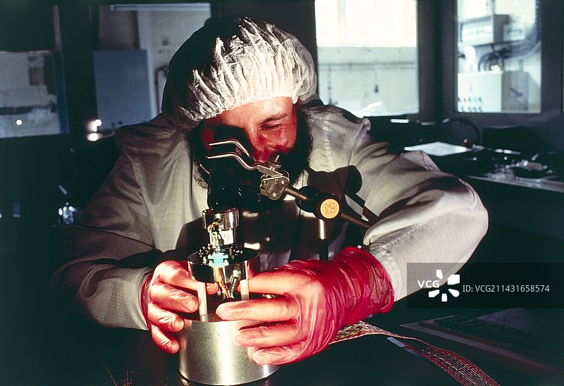 科学家正在设置扫描隧道显微镜图片素材