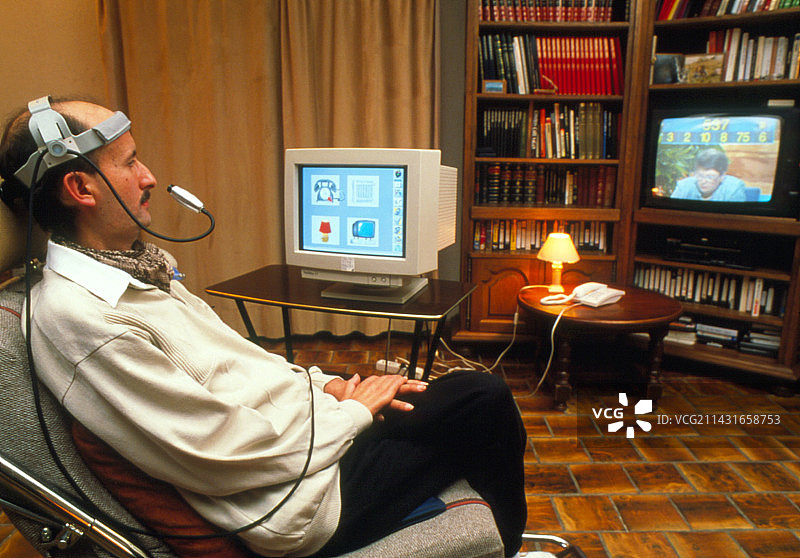 残疾男子使用眼控互动电脑图片素材