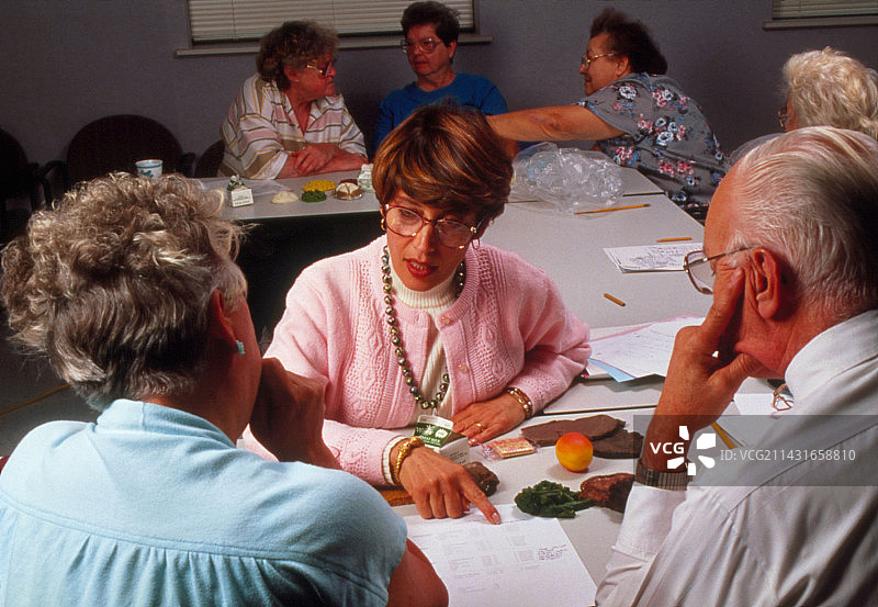 患有糖尿病的老年夫妇接受饮食咨询图片素材