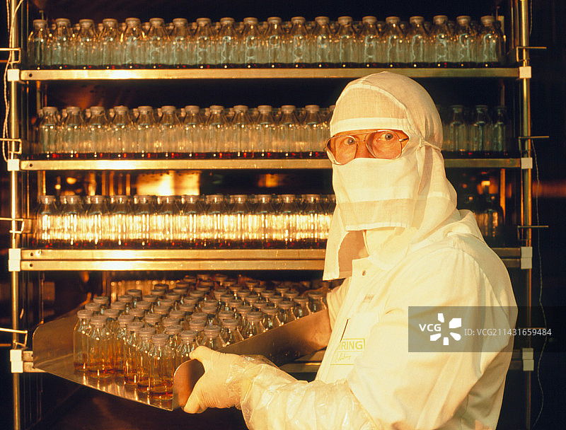 使用蛋白质溶液的药物技术员图片素材