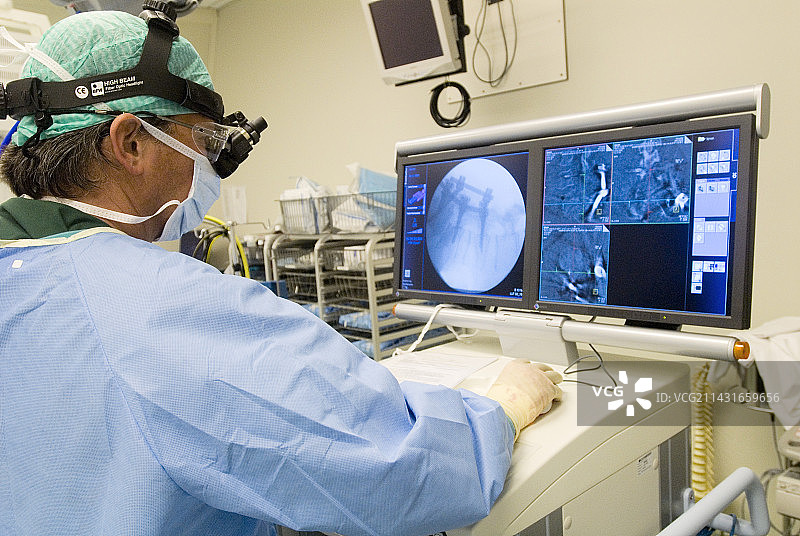 脊柱手术期间的3D CT扫描图片素材