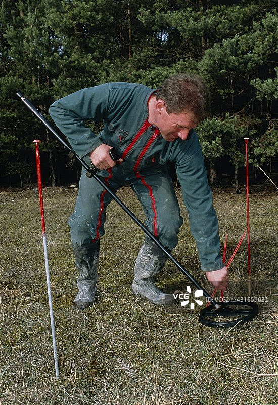 使用金属探测器进行排雷图片素材