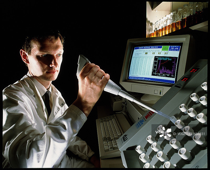 科学家使用自动培养计数器图片素材