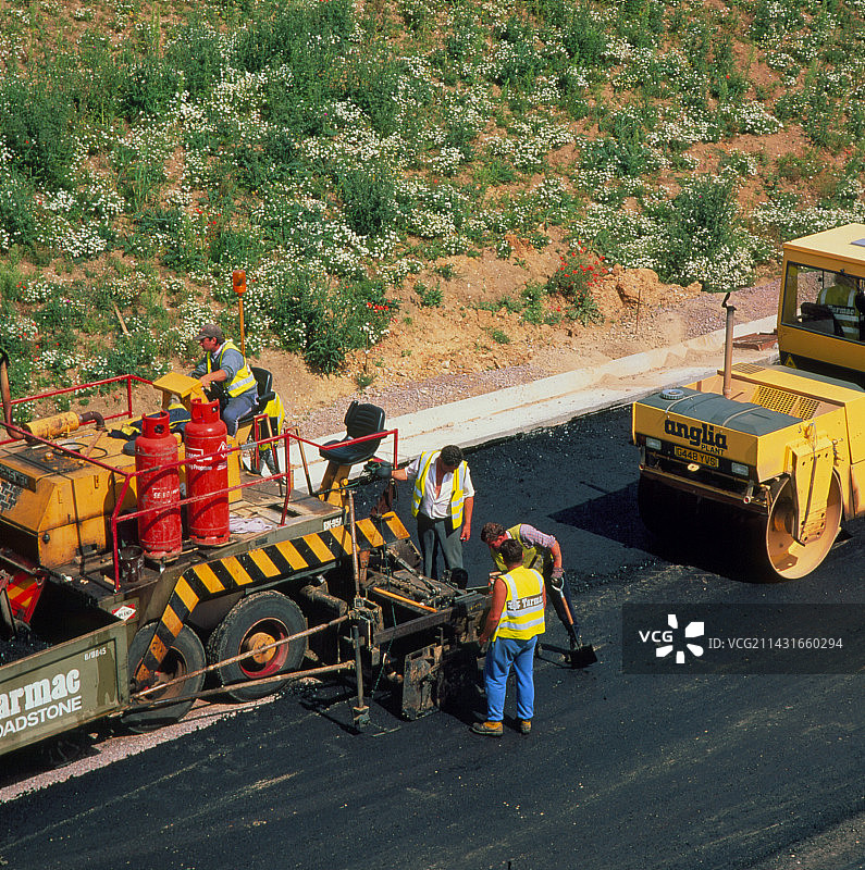 道路建设：中层铺设图片素材