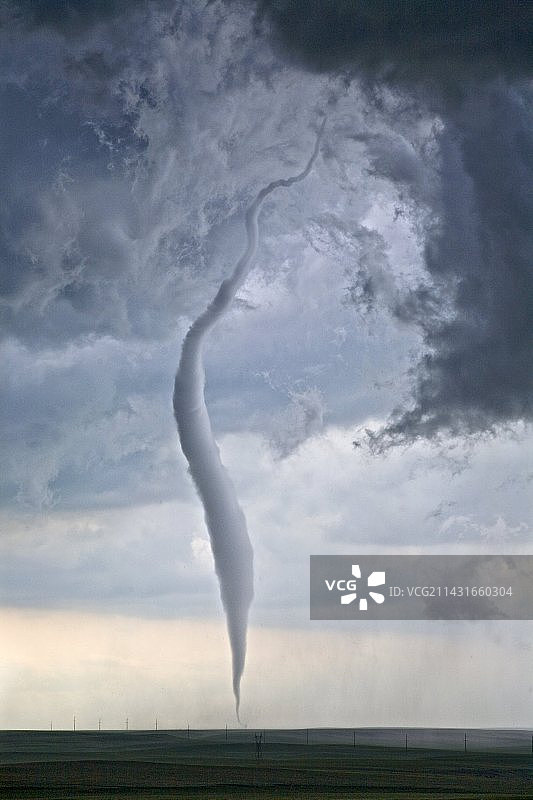 美国田野上的龙卷风图片素材