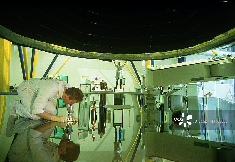 制造VLT超大望远镜的镜片图片素材