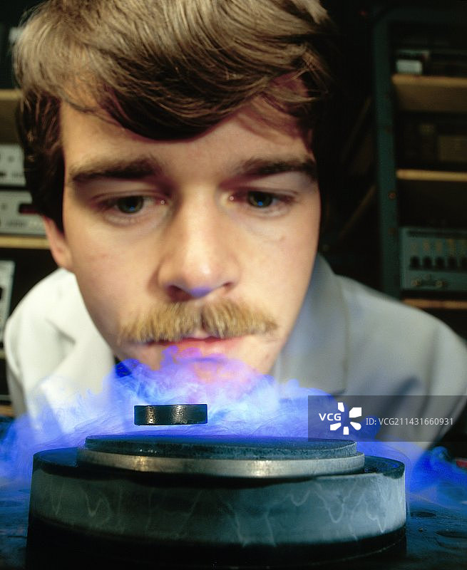 超导体磁悬浮图片素材