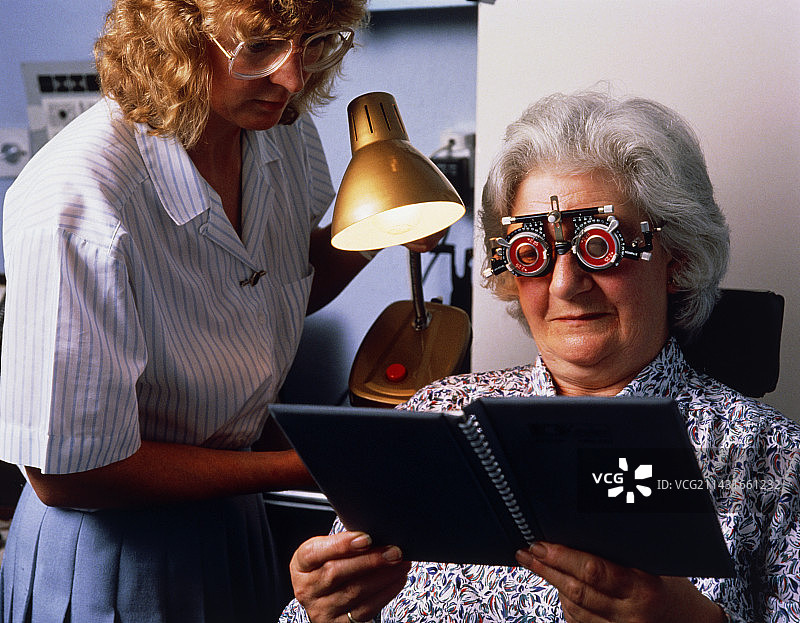 戴着眼镜测试框的中年妇女图片素材