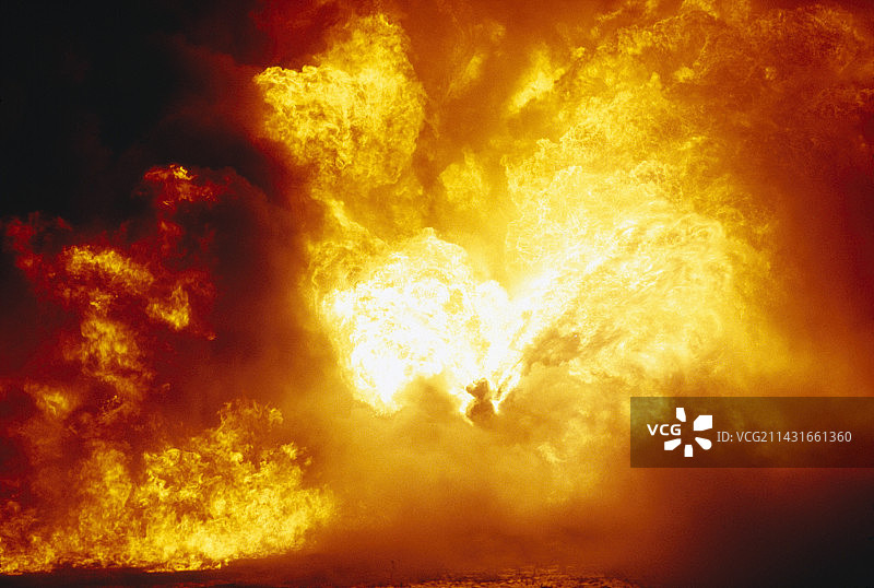 科威特燃烧的油井火焰图片素材
