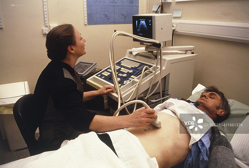 正在接受腹部超声波扫描的男人图片素材