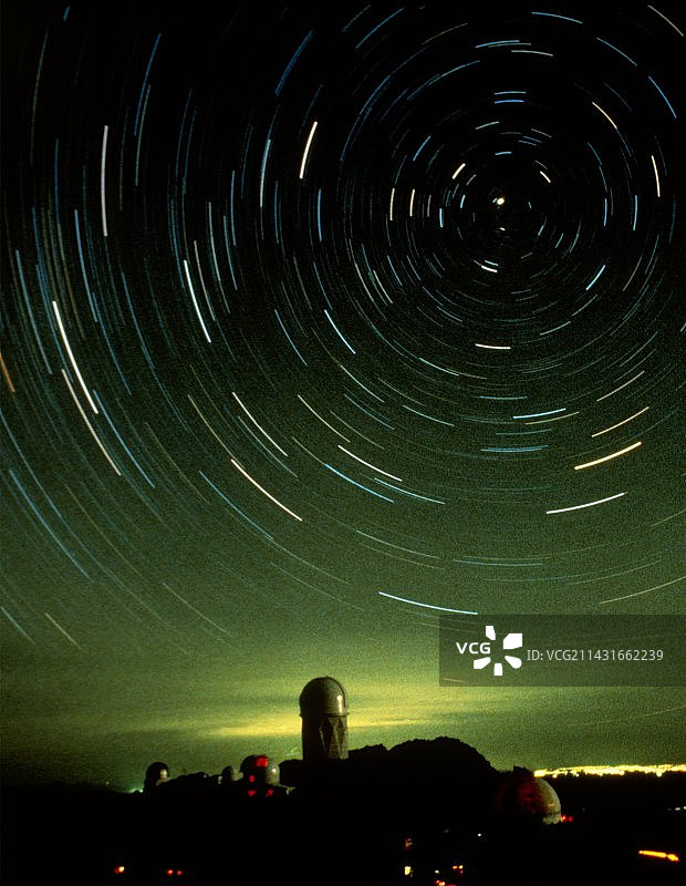 基特峰缪尔望远镜圆顶上的星迹图片素材